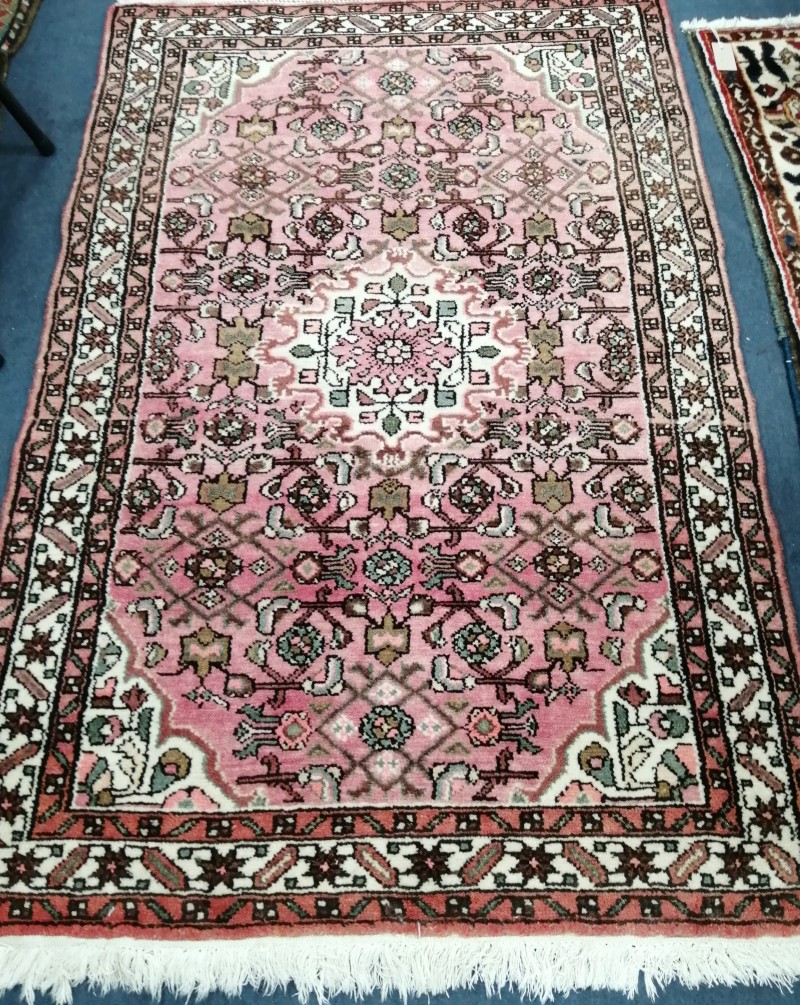 A Persian rug, 160 x 105cm